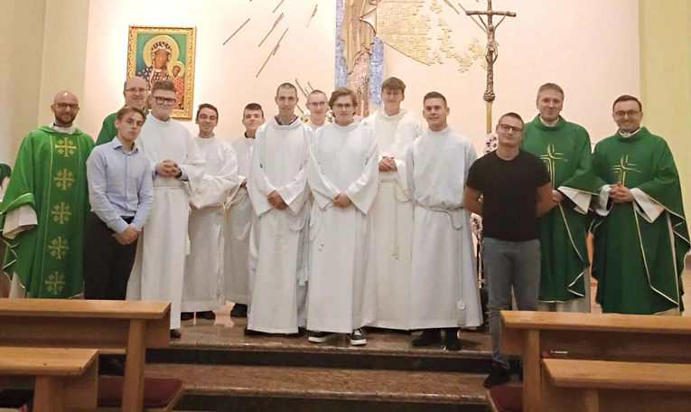 Alumni roku propedeutycznego z obu diecezji w kaplicy świdnickiego seminarium. 