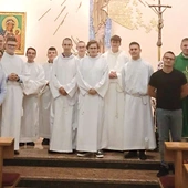 Alumni roku propedeutycznego z obu diecezji w kaplicy świdnickiego seminarium. 
