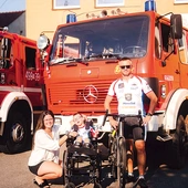 Łukasz Mularz i waleczny Franio z mamą Anną przed OSP Wysoka.