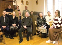 – To zajęcia  dla ludzi, którzy nie mają przygotowania, a chcieliby służyć jako organiści w kościołach, i dla tych, którzy już pracują, a chcieliby podwyższyć swoje kwalifikacje  – mówi ks. Andrzej Zarzycki.