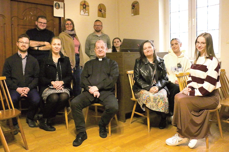 – To zajęcia  dla ludzi, którzy nie mają przygotowania, a chcieliby służyć jako organiści w kościołach, i dla tych, którzy już pracują, a chcieliby podwyższyć swoje kwalifikacje  – mówi ks. Andrzej Zarzycki.