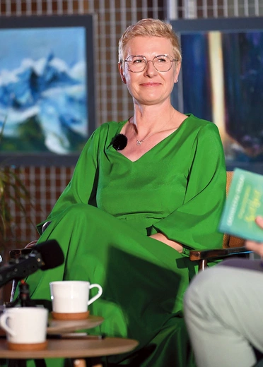 Autorka  od lat tworzy opowiadania terapeutyczne, które pomagają odbiorcy zrozumieć swoje uczucia i emocje oraz dojrzeć do zmiany.
