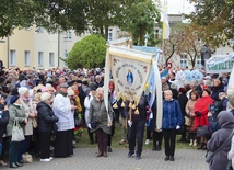 Po Mszy św. przedstawiciele róż różańcowych z każdej parafii otrzymali różańce wraz z misją przekazaniach ich wiernym w swojej parafii.