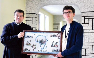 Ks. Paweł Łęcki i Krzysztof Gwóźdź zachęcają  do włączenia się w akcję adopcji na odległość. 