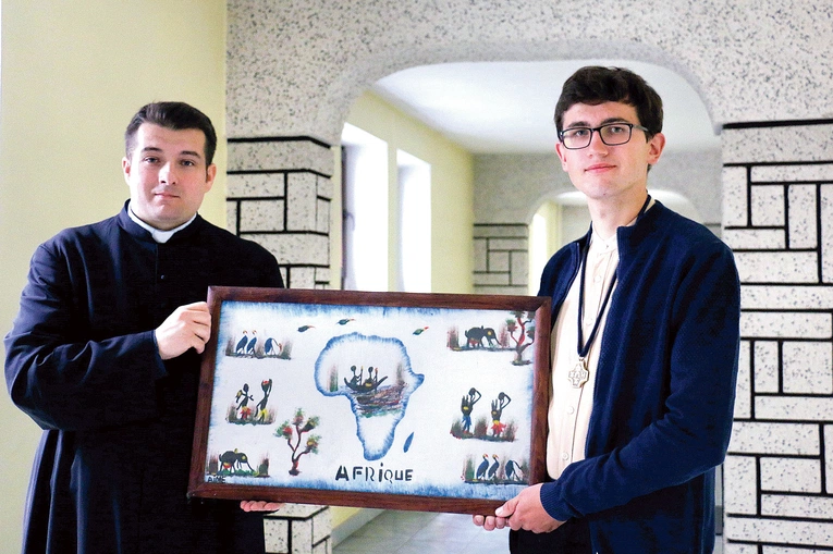 Ks. Paweł Łęcki i Krzysztof Gwóźdź zachęcają  do włączenia się w akcję adopcji na odległość. 