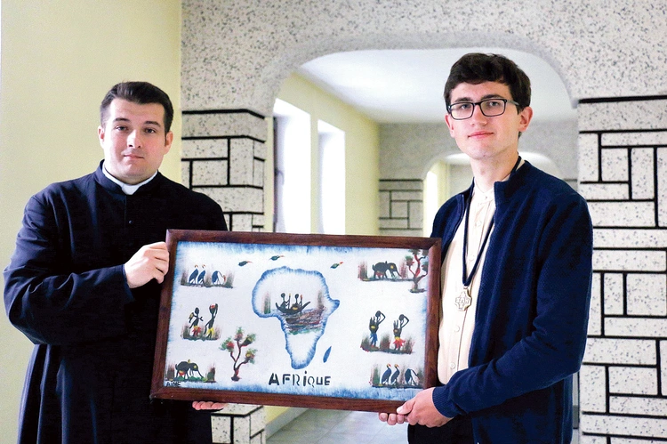 Ks. Paweł Łęcki i Krzysztof Gwóźdź zachęcają  do włączenia się w akcję adopcji na odległość. 