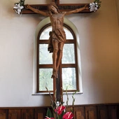  Krzyż w przedsionku świątyni, noszący znaki pożaru, jest symbolem trwania miejscowej wspólnoty przy Bogu i w Kościele. 