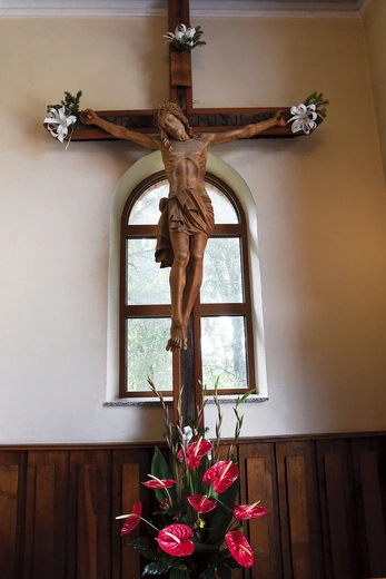  Krzyż w przedsionku świątyni, noszący znaki pożaru, jest symbolem trwania miejscowej wspólnoty przy Bogu i w Kościele. 