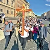 Procesja z Krzyżem Jubileuszowym przez Wieczne Miasto  do bazyliki  św. Piotra  była najbardziej charakterystycznym punktem wyjazdu.