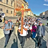 Procesja z Krzyżem Jubileuszowym przez Wieczne Miasto  do bazyliki  św. Piotra  była najbardziej charakterystycznym punktem wyjazdu.