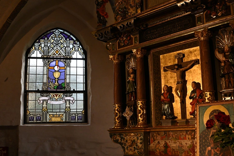 Witraż z krawiącą Hostią w Osiekach