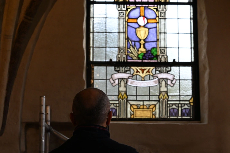 Witraż z krawiącą Hostią w Osiekach