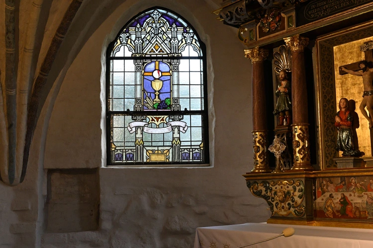 Witraż z krawiącą Hostią w Osiekach