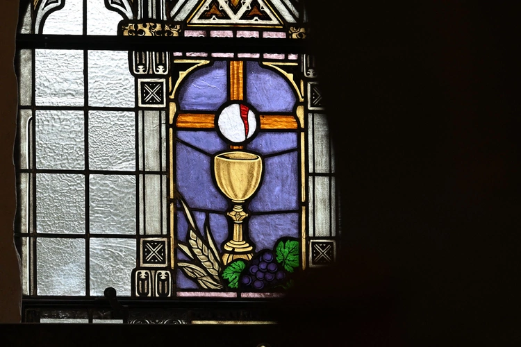 Witraż z krawiącą Hostią w Osiekach