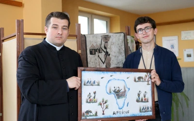 Ks. Paweł Łęcki i Krzysztof Gwóźdź zachęcają do włączenia się w akcję adopcji na odległość.