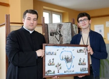 Ks. Paweł Łęcki i Krzysztof Gwóźdź zachęcają do włączenia się w akcję adopcji na odległość.