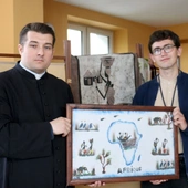 Ks. Paweł Łęcki i Krzysztof Gwóźdź zachęcają do włączenia się w akcję adopcji na odległość.