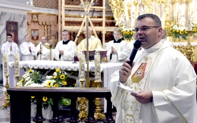 Główny przewodnik pieszej pielgrzymki w czasie jednego z epilogów.