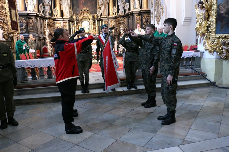 Ślubowanie w KLO w Henrykowie - rok szkolny 2025/2026