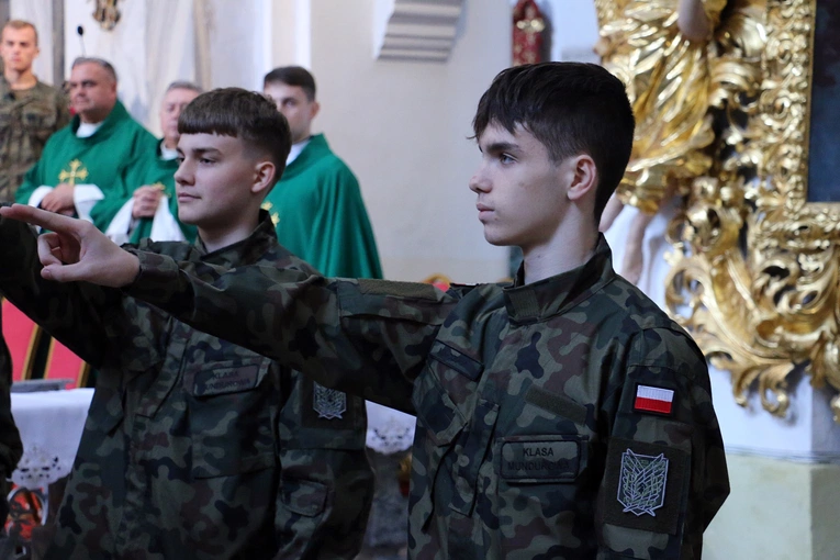 Ślubowanie w KLO w Henrykowie - rok szkolny 2025/2026