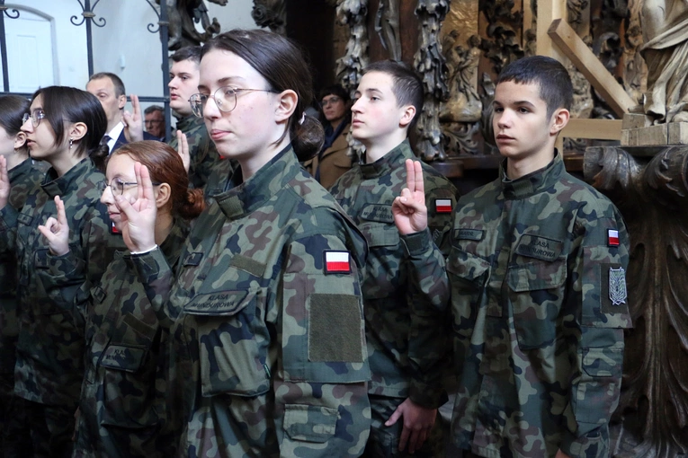 Ślubowanie w KLO w Henrykowie - rok szkolny 2025/2026