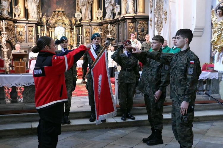 Ślubowanie w KLO w Henrykowie - rok szkolny 2025/2026