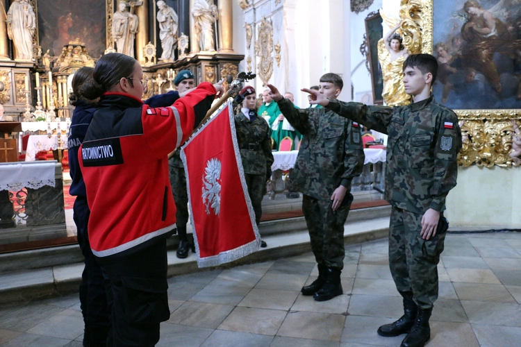 Ślubowanie w KLO w Henrykowie - rok szkolny 2025/2026