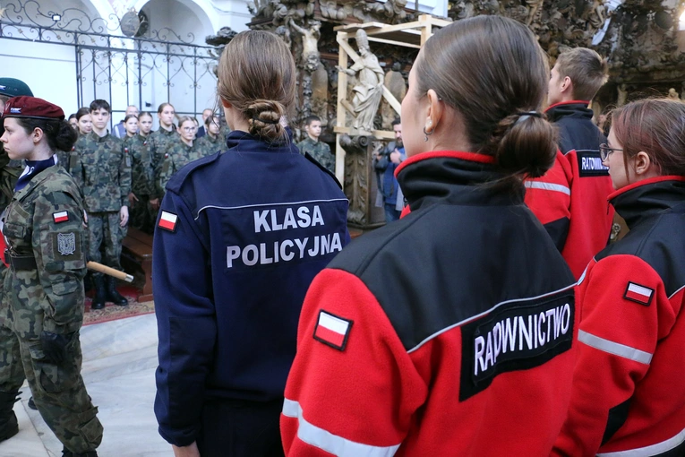 Ślubowanie w KLO w Henrykowie - rok szkolny 2025/2026