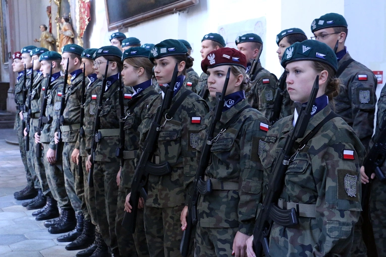 Ślubowanie w KLO w Henrykowie - rok szkolny 2025/2026