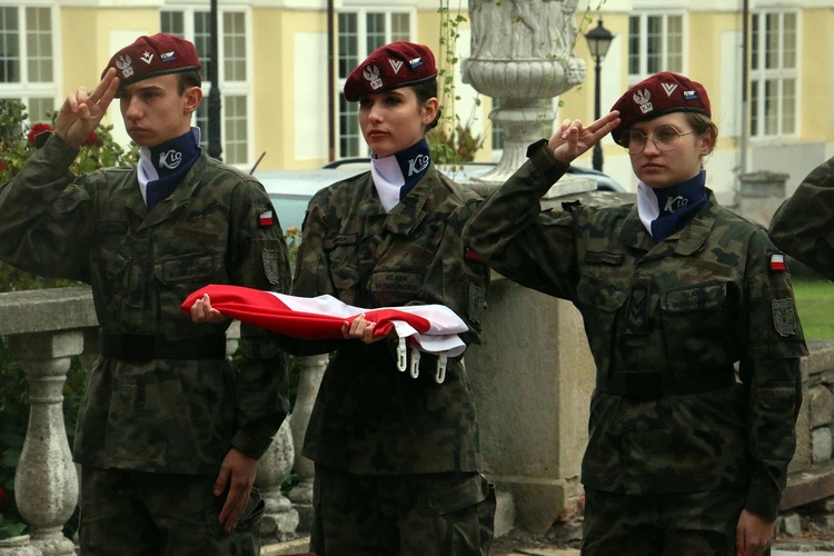 Ślubowanie w KLO w Henrykowie - rok szkolny 2025/2026