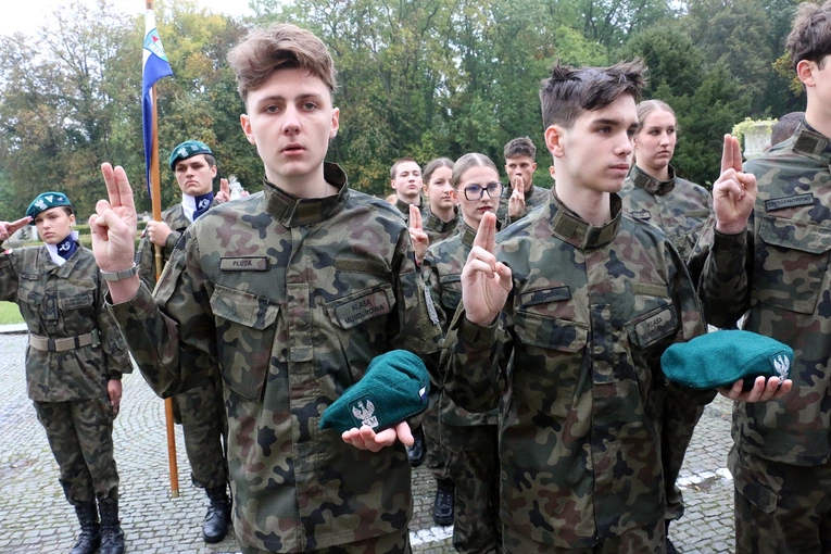 Ślubowanie w KLO w Henrykowie - rok szkolny 2025/2026