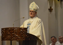 Abp Przybylski: Niech „Zdrowaś Maryjo” nie będzie tylko formułą, ale prawdziwym błogosławieństwem [FILM i ZDJĘCIA]