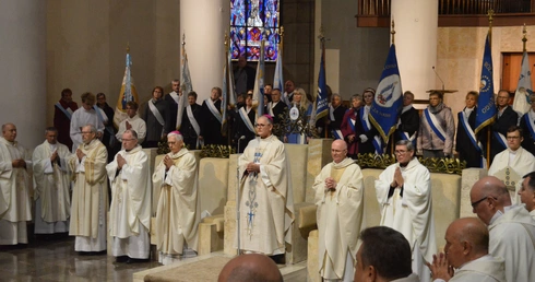 Abp Przybylski do wspólnot maryjnych: Niech tej więzi z Kościołem nic i nikt wam nie rozerwie