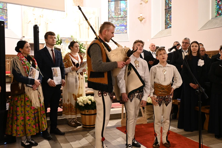 Z koncertami i konkursami