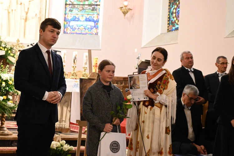 Z koncertami i konkursami
