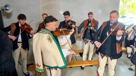 Zakopane-Antałówka. Pierwsza Msza św. w budującym się kościele