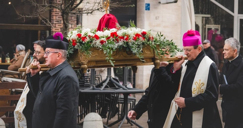 Różańcowa procesja z okazji Dnia Papieskiego