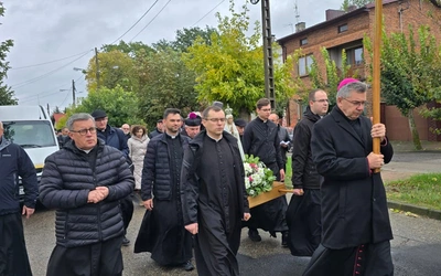 Kapłani z krzyżem i figurą Madonny przeszli z kościoła parafialnego do sanktuarium. 