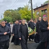Kapłani z krzyżem i figurą Madonny przeszli z kościoła parafialnego do sanktuarium. 