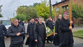 Kapłani z krzyżem i figurą Madonny przeszli z kościoła parafialnego do sanktuarium. 