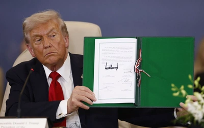 Donald Trump pokazuje podpisany w Sharm el-Sheikh dokument