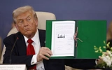 Donald Trump pokazuje podpisany w Sharm el-Sheikh dokument