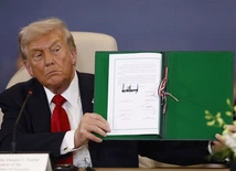 Donald Trump pokazuje podpisany w Sharm el-Sheikh dokument