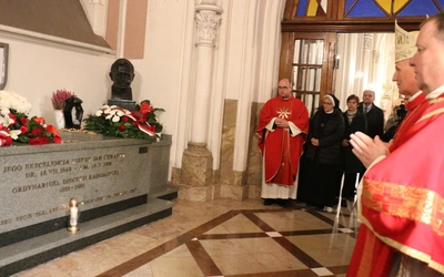 Modlitwa przy grobie bp. Jana Chrapka.