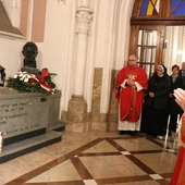 Modlitwa przy grobie bp. Jana Chrapka.