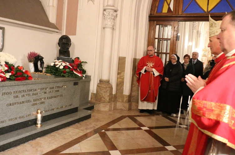 Modlitwa przy grobie bp. Jana Chrapka.