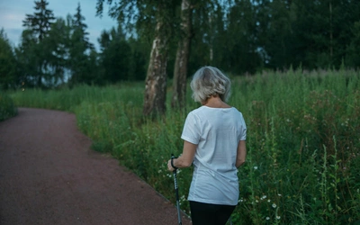 Końcówki do kijków nordic walking – jakie wybrać do różnych terenów?
