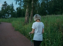 Końcówki do kijków nordic walking – jakie wybrać do różnych terenów?