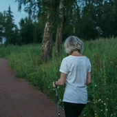 Końcówki do kijków nordic walking – jakie wybrać do różnych terenów?