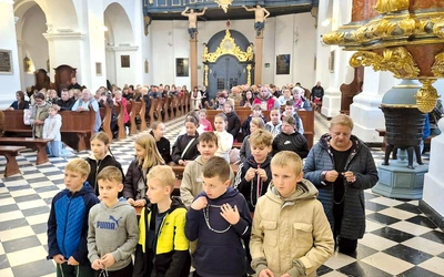 W parafiach każdego dnia wierni modlą się na różańcu. 